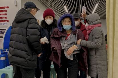 Pacientes con covid en los pasillos del hospital de Tianjin, este miércoles. 