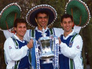 De izquierda a derecha, Jesús Seba, Roberto Martínez e Isidro Díaz, con el Wigan en 1996.