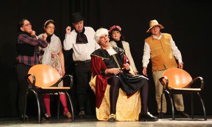 Los actores y actrices de 'Érase una vez la revolución' durante una de las escenas de la obra el día del estreno. 