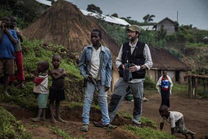 El fotógrafo Alfons, coautor de 'Indestructibles', en la República Democrática del Congo, con algunos niños, entre ellos uno que ya es soldado.