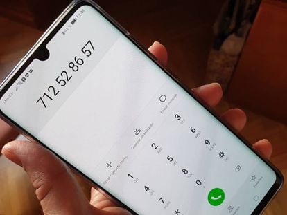 Un usuario marca en su móvil un número que comienza por 7.