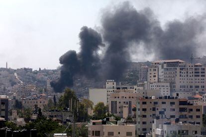 El humo se eleva durante una operación militar israelí en Jenin, Cisjordania, este 3 de julio de 2023.