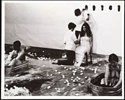 'Ablutions', performance en el Guy Dill’s studio, con Judy Chicago, Suzanne Lacy, Sandra Orgel, y Aviva Rahmani (Patrocinado por Feminist Art Program at CalArts), 1972.
