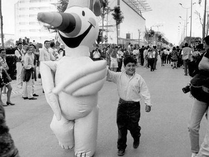 La mascota de la Expo 92, Curro, paseando por la exposición.