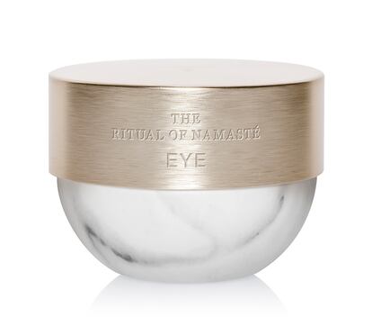 El gotu kola (antiedad y antiarrugas) y el loto sagrado (relajante) son los ingredientes estrella de Firm & Lift Eye Cream de Rituals (30,50€). También incluye camomila, ácido hialurónico y el misterioso complejo de la "hierba de la inmortalidad". Se aplica una pequeña cantidad de producto tras la limpieza con suaves toques. También puede utilizarse en el contorno de los labios.  Indicada a partir de los 45 años.

 

 

 
