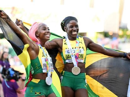 Las jamaicanas Shericka Jackson (oro) y Shelly-Ann Fraser-Pryce (plata), en los 200m del Mundial de Atletismo de Oregón.
