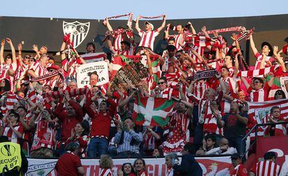 Aficionados del Athletic de Bilbao animan a su equipo durante el calentamiento previo al partido de vuelta de Cuartos de final de la Liga Europa.