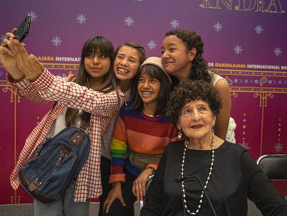 La escritora mexicana Margo Glantz se toma una fotografía con asistentes a la FIL, este jueves, en Guadalajara.
