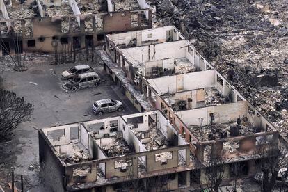 Varias casas destrozadas tras el incendio forestal, este viernes en Lahaina (Hawái).<br />
