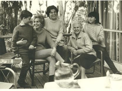 Carmen Machado, al centro, junto a sus dos hijos, su madre, su hermana María, en Chile en la década de los sesenta.