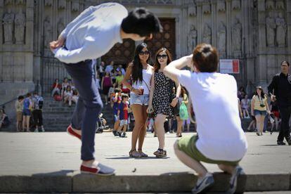 Dos turistas posan en la plaza de la Catedral de Barcelona.