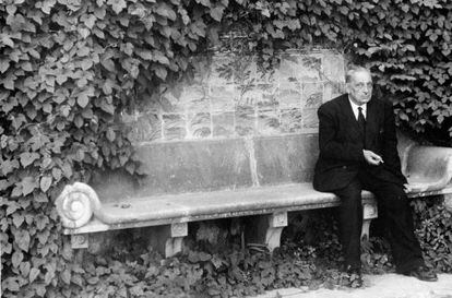 El escritor Giuseppe Tomasi di Lampedusa, en los jardines de su casa en Palermo en 1956.