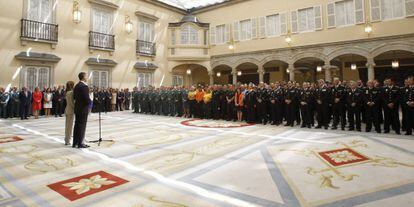 Los Reyes reciben en el Palacio de El Pardo a representantes de los miembros de las fuerzas de seguridad que participaron en el dispositivo desplegado durante la proclamación, este miércoles.