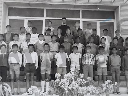 Alumnos del curso de 1970 del seminario marista de La Marina de Elche, con su tutor, Joaquín Bascuñana, acusado de abusos.