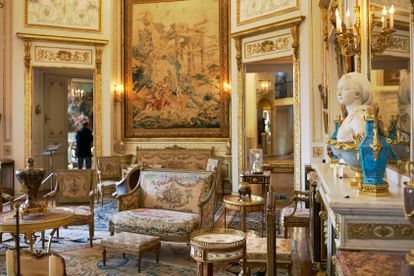 El Grand Salon del museo Nissim de Comando, en París, con mobiliario y obras del siglo XVIII.