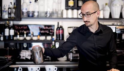 Un cambrer prepara tres cafès en una cafeteria de Madrid.
