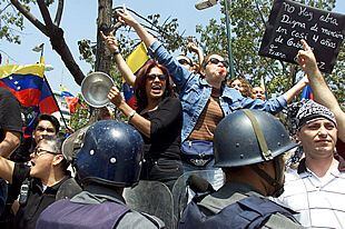 Un grupo de venezolanos pide la renuncia del presidente Chávez en Caracas.