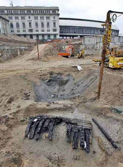 Las obras de construcción de un aparcamiento en la Barcelonetam donde han sido hallados los restos del barco.