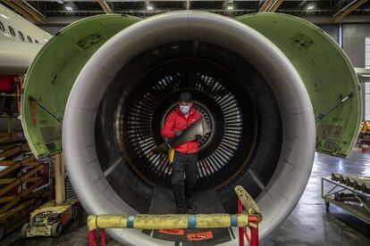 Un técnico en mantenimiento de aeronaves recoge el álabe de una turbina del Airbus 330 Buenos Aires.