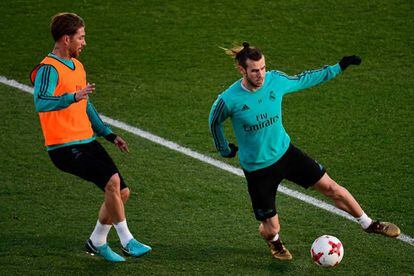 Sergio Ramos, junto a Gareth Bale, en el entrenamiento a puertas abiertas del Madrid del pasado d&iacute;a 30. 