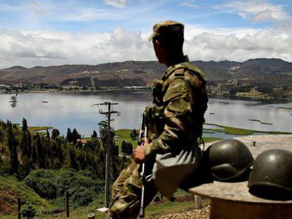 Un militar colombiano hace guardia.