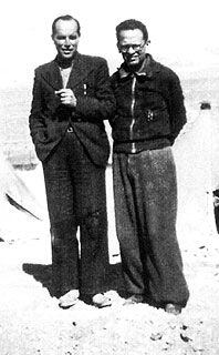 Max Aub (a la derecha), en el campo de concentración de Djelfa (Argelia) en 1941.