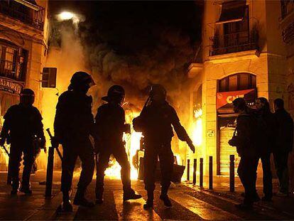 Incidentes protagonizados por jóvenes violentos en El Raval de Barcelona causan 70 heridos.