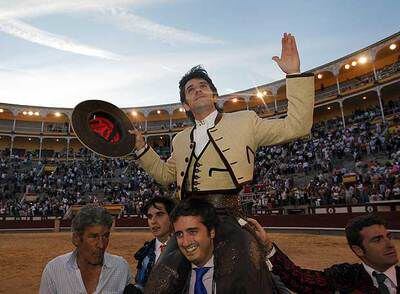 El rejoneador portugués Diego Ventura sale ayer por la Puerta Grande de Las Ventas.