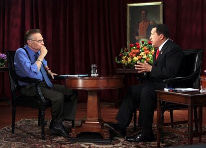 El expresidente de Venezuela Hugo Chávez, durante su entrevista en la CNN con Larry King, en 2009. La telegenia y credibilidad de King y una reconocible imagen, con sus sempiternos tirantes, gafas de pasta de grandes cristales y corbatas llamativas, acuñaron la televisión moderna en EEUU.