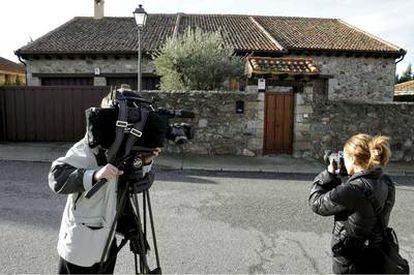 Chalé de Torrecaballeros (Segovia) donde se han encontrado los cadáveres del presunto asesino, de su esposa y su hijo menor de 16 años, en el primer crimen de violencia de género de 2011.