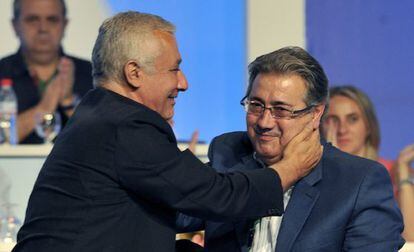 Juan Ignacio Zoido, que ser&aacute; proclamado presidente del PP andaluz, abrazado por su antecesor, Javier Arenas, en el congreso en Granada.