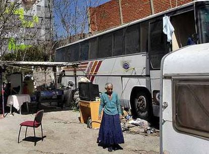 Autobús donde vive una familia en Méndez Álvaro.