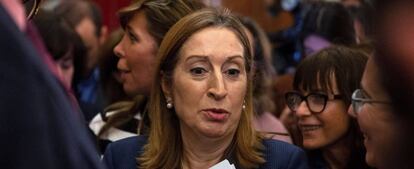 La presidenta del Congreso de los Diputados Ana Pastor, a su salida de la reunión de la mesa de la diputación permanente.