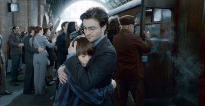 Harry Potter se despide de su hijo en el cine.