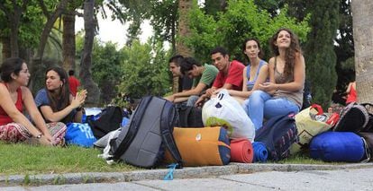 Alumnos preparados para pasar la noche en el rectorado de la US.