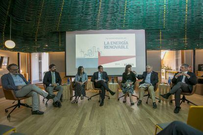 Desde la izquierda: Miguel Ángel Noceda, moderador del encuentro; Manuel García (Ministerio para la Transición Energética), Qi Kai Sheng (Ikea), Santiago Gómez (Acciona), Maya Ormazabal (Telefónica), Fernando Ferrando (Fundación Renovables) y Juan Casals (BBVA C&IB).