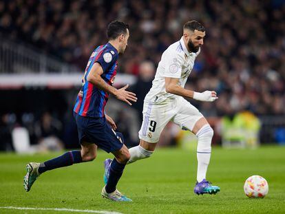 Karim Benzema y Sergio Busquets durante el Clásico de semifinales de Copa del Rey, en el Santiago Bernabéu.