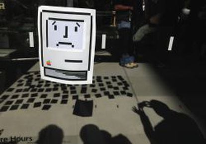 Un icono de un triste Macintosh en una tienda de Apple en Nueva York. 
