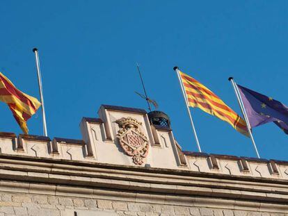 El Ayuntamiento de Girona sin la bandera española.