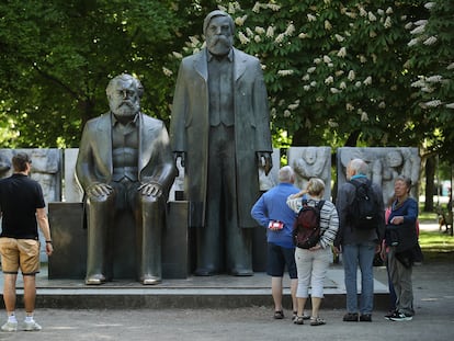 Estatuas de Karl Marx y Friedrich Engels en un parque de Berlín, Alemania.