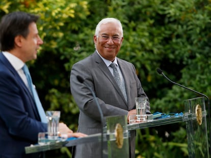 El primer ministro portugués, Antonio Costa, escucha a su homólogo italiano, Giuseppe Conte, tras un encuentro en Lisboa el pasado martes.