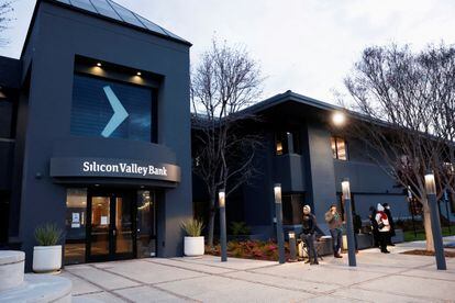Clientes de Silicon Valley Bank a las puertas de una de sus oficinas