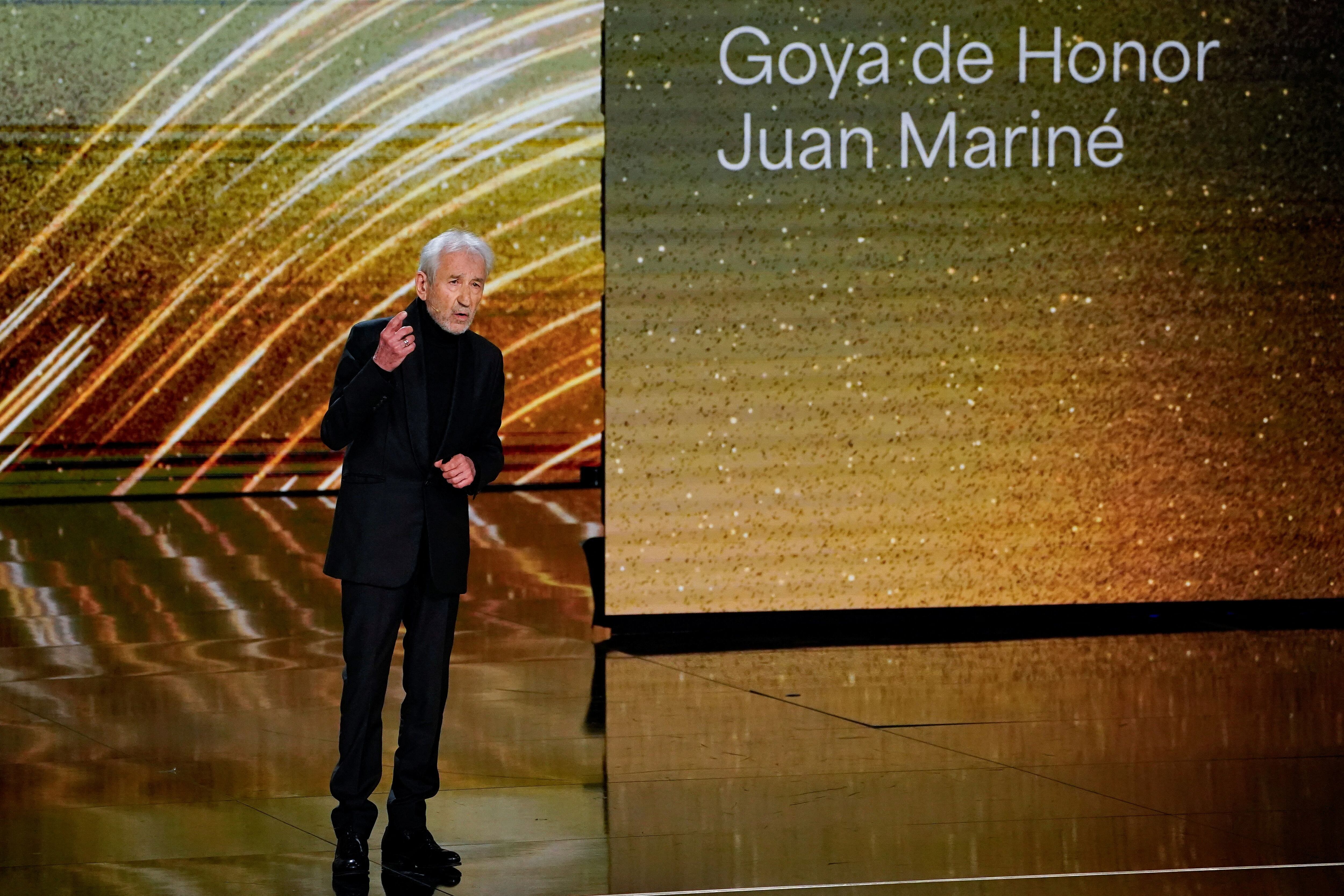 José Sacristán presentaba el Goya de Honor a Juan Mariné.