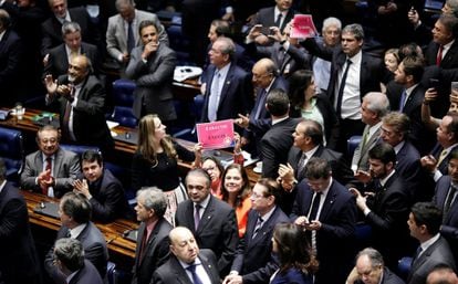 Senadores reaccionan tras las votaciones finales en el Senado de la capital brasileña. 