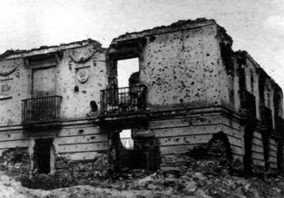 Durante la guerra civil La Moncloa se encontraba en el centro del frente de batalla a la entrada de Madrid. El inmueble fue dinamitado por los republicanos en marzo de 1938. Quedó totalmente destruido.