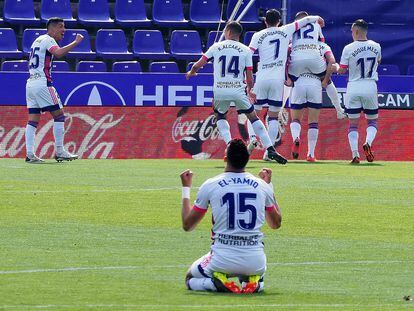 El Yamiq, con sus compañeros al fondo, celebra el gol de Weissman ante el Getafe este sábado en el estadio José Zorrila.