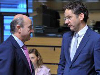El ministro de Econom&iacute;a y Competitividad espa&ntilde;ol, Luis de Guindos, conversa con el presidente del Eurogrupo, el ministro de Finanzas holand&eacute;s Jeroen Dijsselbloem.