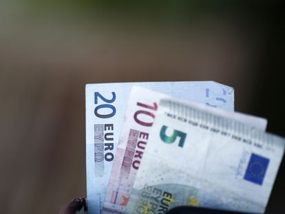 Ejemplos de billetes de 20, 10 y 5 euros.