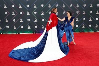 Yotuel, con una enorme capa con la bandera de Cuba, su país natal, y Beatriz Luengo, con un vestido azul firmado por la diseñadora cubana Judith Cabrera. El cantante recibió el Grammy Latino a la canción del año por Patria y vida (que interpreta junto a Gente de Zona, Descemer Bueno, El Funky y el rapero Maykel Castillo El Osorbo, que ahora está preso en Cuba por su postura política). Este tema se ha convertido en himno oficioso de las recientes protestas en Cuba, un asunto que adquirió gran protagonismo en la gran noche latina de los Grammy, celebrada este año en Las Vegas. "Libertad para todos los presos políticos en Cuba" y "¡Viva Cuba libre!" fueron dos de las frases que se oyeron en el escenario cuando los creadores del tema recogieron el galardón. Beatriz Luengo acompañó a Yotuel en todo momento y, de hecho, la pareja aprovechó este viaje a Las Vegas para casarse por segunda vez. En la boda cantó en directo La Húngara.