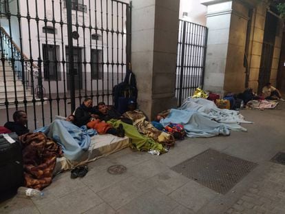 Personas a las puertas de la sede central del SAMUR Social, este domingo a medianoche.